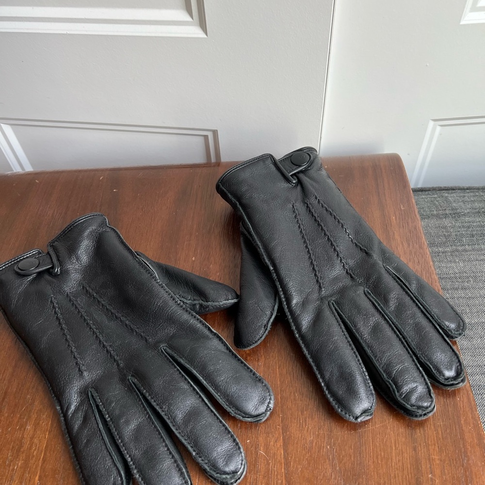 UGG Men's Classic Black Leather Gloves